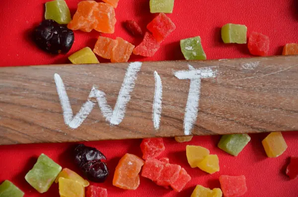 ahşap masa üzerinde renkli şekerler