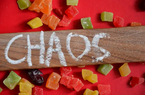 Kırmızı, sarı ve turuncudan yapılmış şeker kelimesi