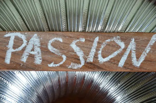 Aşk kelimesi metal bir boruyla yazılır.