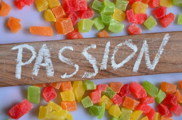 Aşk kelimesi farklı şekillerin renkli parçalarından oluşur..