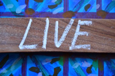 Tahta üzerinde tebeşirle yazılmış canlı yayın.