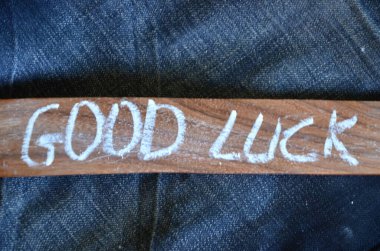 Tahta harfler ve kelimeler. Ahşap arka planda şans.