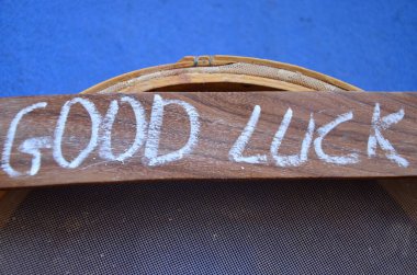 Ahşap arkaplanlı iyi şanslar mesajı.