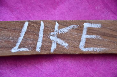 Ahşap bir arka plandaki yazıt.