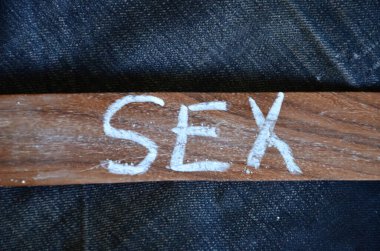 Tahtaya yazılmış bir kelime.