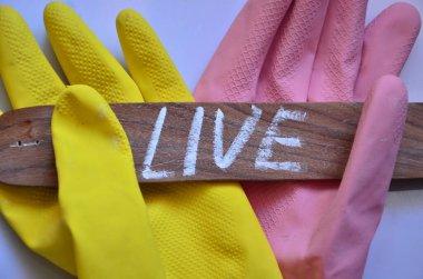 Lastik eldivenli ev temizleme metni