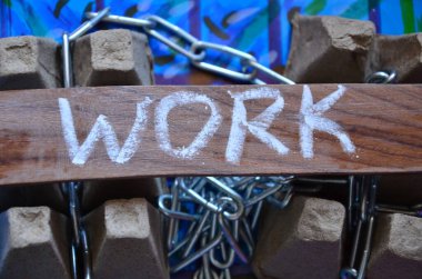 Tahta arka planda ahşap harflerden yapılmış kelime çalışması