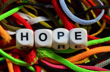 soyut arkaplanda yazılan umut kelimesi