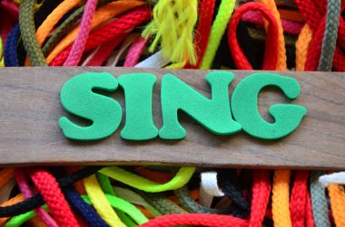 Soyut renkli bir arkaplanda kelime şarkısı