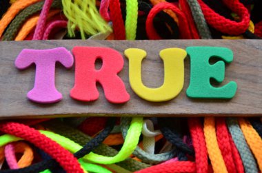 Soyut renkli bir arkaplanda doğru sözcük