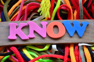 kelime soyut renkli arka plan üzerinde biliyorum