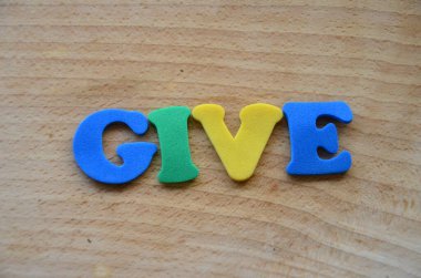 Tahta blokta söz, beyazda izole.