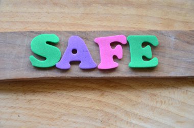 Tahta şeklinde renkli harfler.