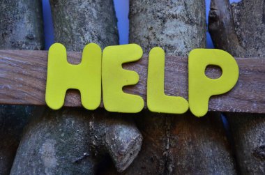 Sözcük yardımı ahşap harflerden yapılır