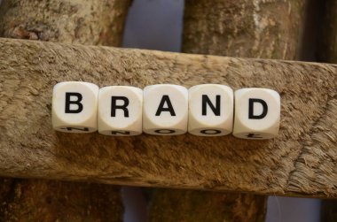 Gri arkaplanda ahşap harflerden yapılmış bir kelime.