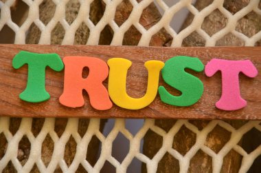 Güven kelimesi ahşap türü hakkında soyut