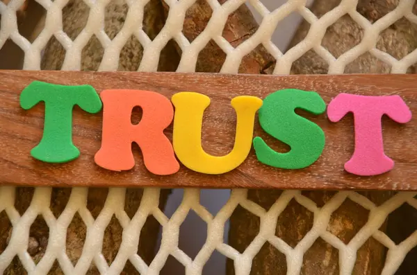 Güven kelimesi ahşap türü hakkında soyut