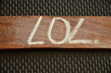 Tahta bir masaya yazılmış aşk kelimesi.