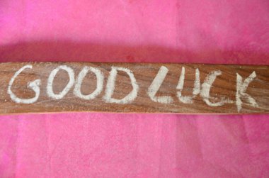 Tahtadaki şans kelimesi.