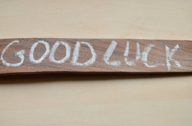 Tahta masa üzerinde yazı şansı olan tahta bir ok.