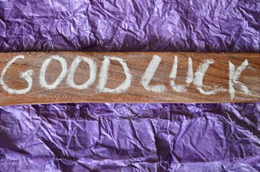 Tahta arka planda iyi şanslar.