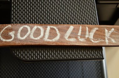 Tahta arka planda şans kelimesi.