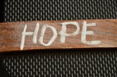 Siyah ahşap arka planda kelime umudu