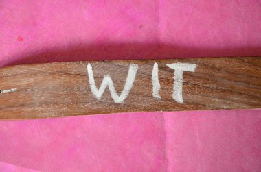 Tahta arka planda tahta alfabesiyle yazdığım kelime.