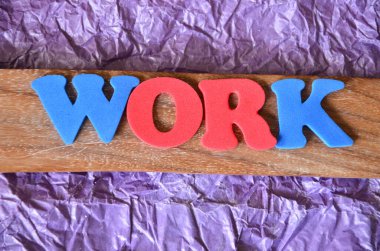 Ahşap masa üzerinde kelime çalışması