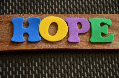 Umut kelimesi ahşap harflerle yazılır.