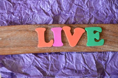 Soyut renkli bir arkaplanda canlı bir sözcük