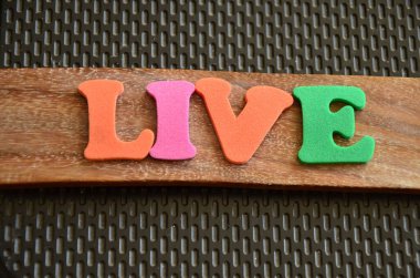 Soyut arkaplan üzerinde canlı sözcük