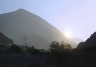 Huzurlu bir dağda gün doğumu