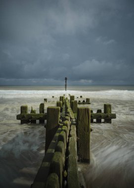 İngiltere, Norfolk - Kasım 2023: Maundsley Beach Groyne ve gelen gelgit