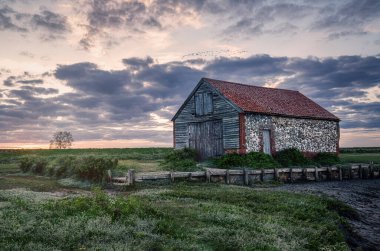 İngiltere, Norfolk - Kasım 2023: Thorham Barn 'da dramatik bulutlu gün batımı