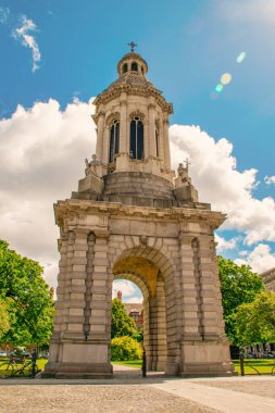 Dublin, Mayıs 2015: Trinity Koleji 'ndeki tarihi Campanile bulutlu mavi gökyüzüne karşı dimdik ayakta duruyor