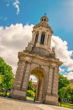 Dublin, Mayıs 2015: Trinity Koleji 'ndeki tarihi Campanile bulutlu mavi gökyüzüne karşı dimdik ayakta duruyor