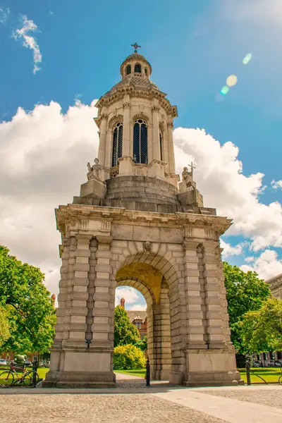 Dublin, Mayıs 2015: Trinity Koleji 'ndeki tarihi Campanile bulutlu mavi gökyüzüne karşı dimdik ayakta duruyor