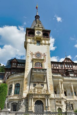 Romanya. Peles Castle - Ağustos 2019: Romanya 'daki Peles Kalesi' nin Karmaşık Kulesi, çok güzel mimari ayrıntılar sergiliyor.