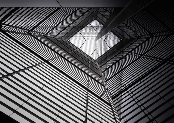 Londra 'nın merkezinde yansıtıcı yapı ve modern yapı siyah beyaz perspektifi