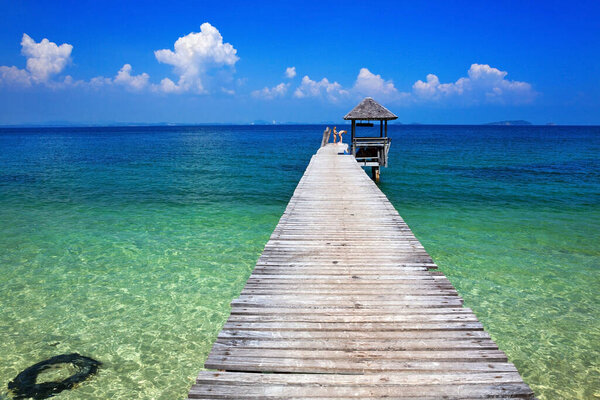 Пирс, деревянный мост и красивое тропическое море.