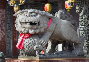 Tayland 'daki Çin tapınağı taş aslan heykelleri..