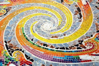 Yerde seramik renkli desenler.