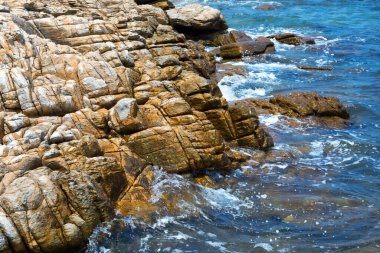 Tayland 'ın tropikal kıyıları boyunca kayalar.
