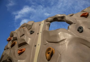 Parktaki yapay kayalıklar.