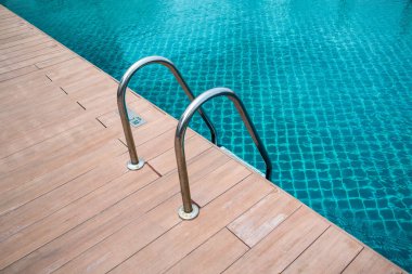 Tatil köyünde yüzme havuzu