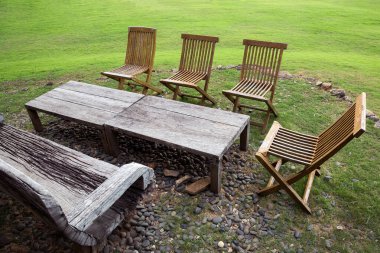 Çimenlikteki tahta masa..