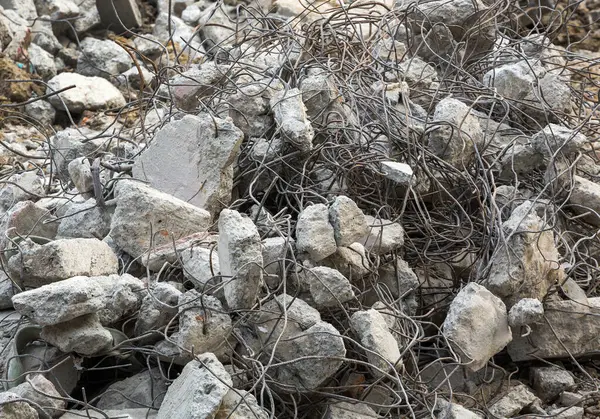 破壊された建物の廃棄物とモルタル — ストック写真