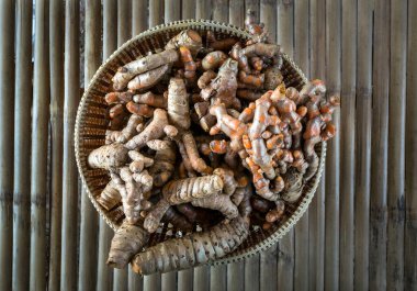 Baş zerdeçal, sağlık için taze bitkiler..