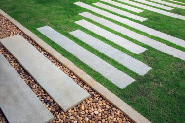 Bahçedeki çimlerin üzerinde patika.